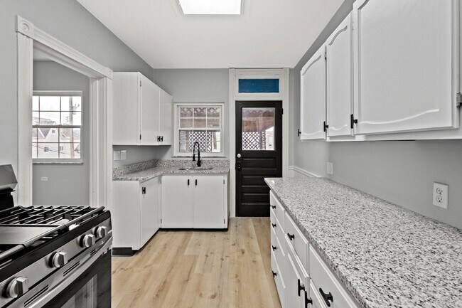 Building Photo - Stunning 3 bedroom home in McKees Rocks available May 15!