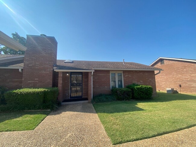 Building Photo - 2 Bedroom Greenbriar Condo!