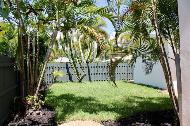 Building Photo - Fully Renovated 3/3 Northwood Home with Gu...
