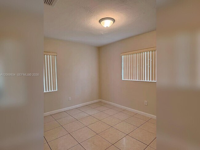 Building Photo - 3232 Village Green Dr