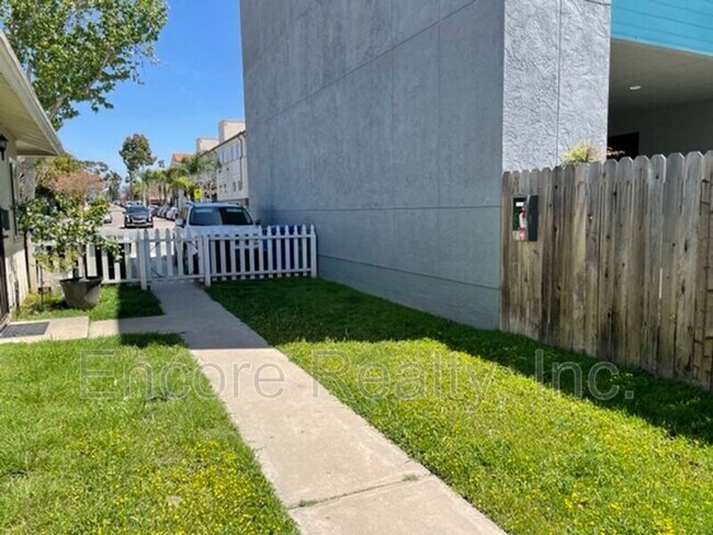 Building Photo - 464 3rd Ave
