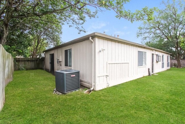 Building Photo - 7406 San Simeon Dr