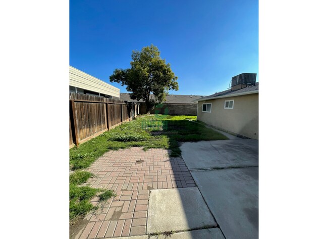 Building Photo - NOW AVAILABLE! Beautiful 3 Bedroom, 2 Bathroom Home Located in Ripon, CA