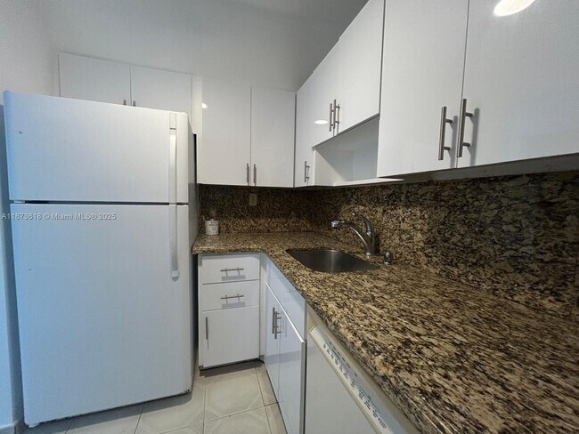Building Photo - 2899 Collins Ave