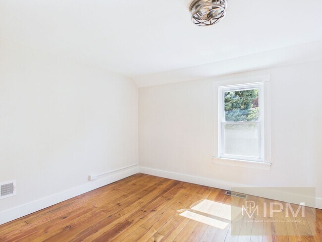 Building Photo - 305 W Broadway