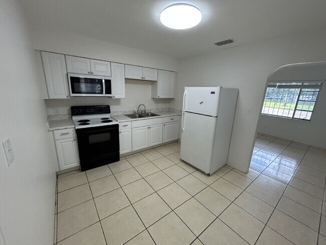 Building Photo - "Charming 3-Bedroom Home in St. Petersburg with Spacious 1,199 Sq Ft Layout!"
