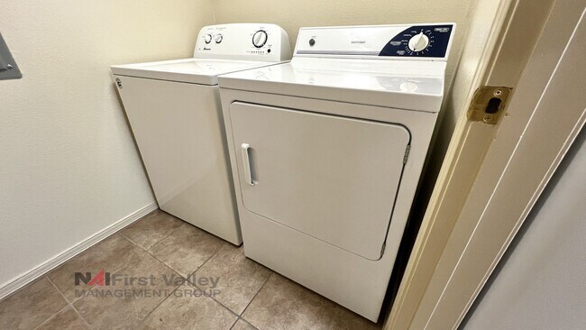 Building Photo - 2 Bedrooms, 2 Baths