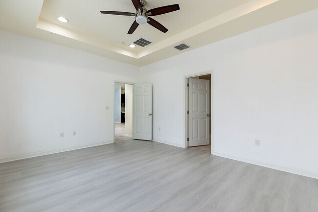 Building Photo - Swimming pool in Community here in this great 3 bdrm home!