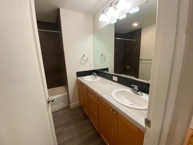 Building Photo - 1123-1123 NW Elm Ave