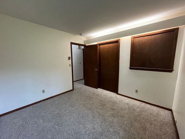 Building Photo - Lakeside 5 Bedroom 3 Bath Home!