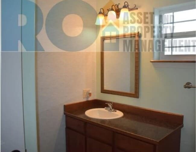 Building Photo - Charming 3-Bed 2-Bath House for Rent in We...
