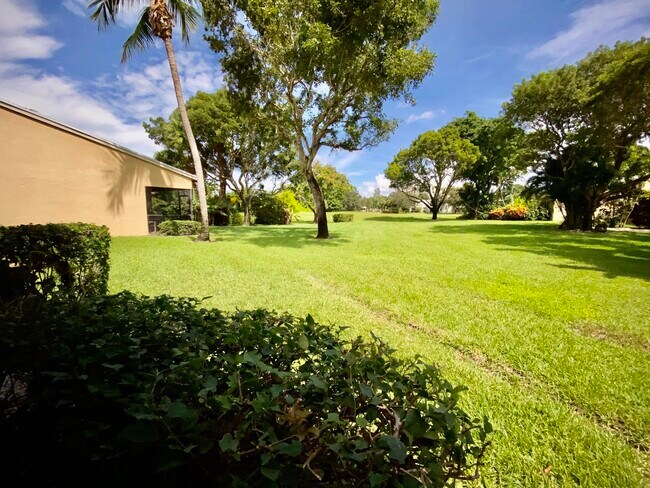 Building Photo - 6447 Parkview Dr