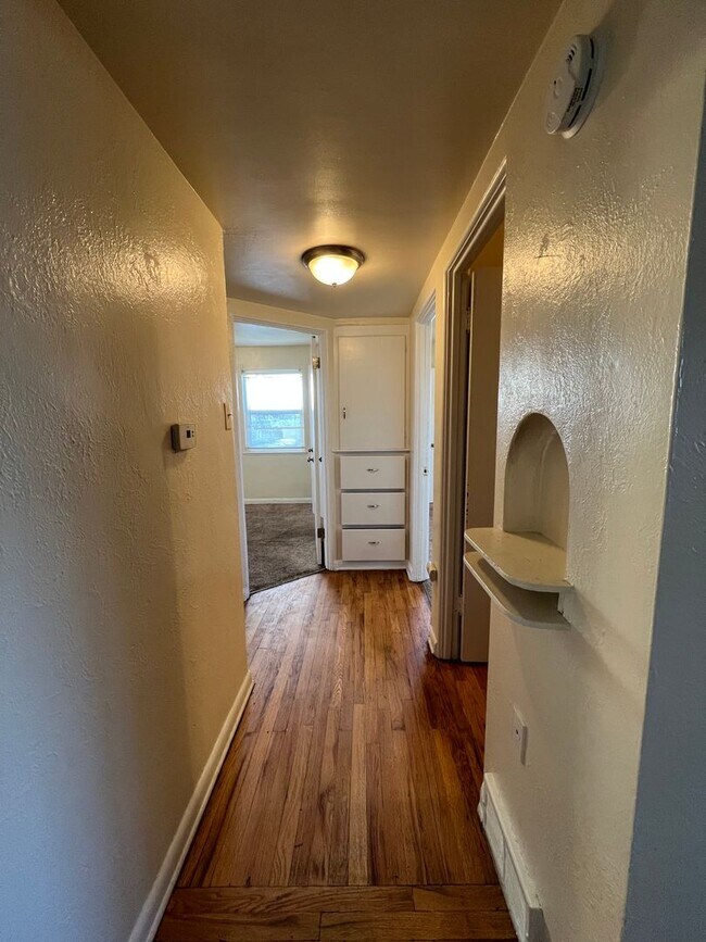 Building Photo - 2 Bedroom/ 1 Bathroom Upper Unit in Delmar...
