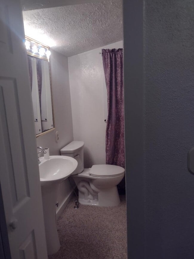 Building Photo - 711 W 11th Ave