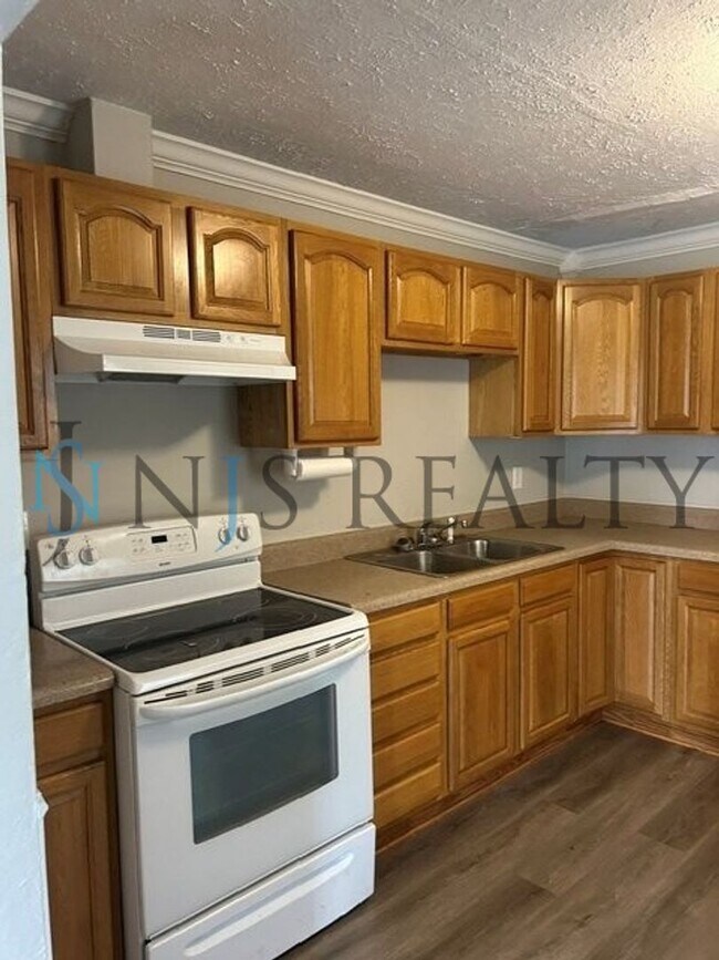 Building Photo - JUST RENOVATED! 2/1, 1180sq ft, Fully Updated Kitchen~Bath ~floors. NEW Appliances & Paint... wit...