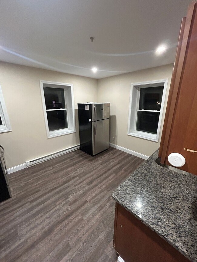 Building Photo - 1039 Main St