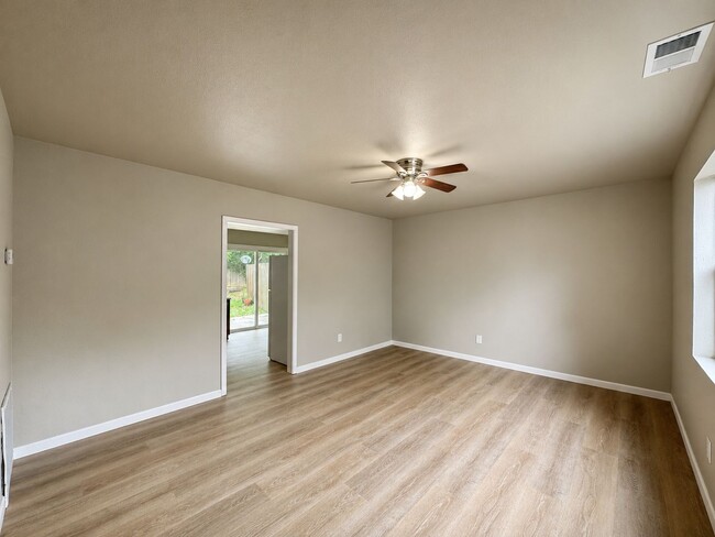 Building Photo - Remodeled 2 Bed/ 1.5 Bath Townhouse in Batesville!