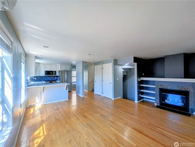 Building Photo - 3bd/2.5ba Seattle Townhome