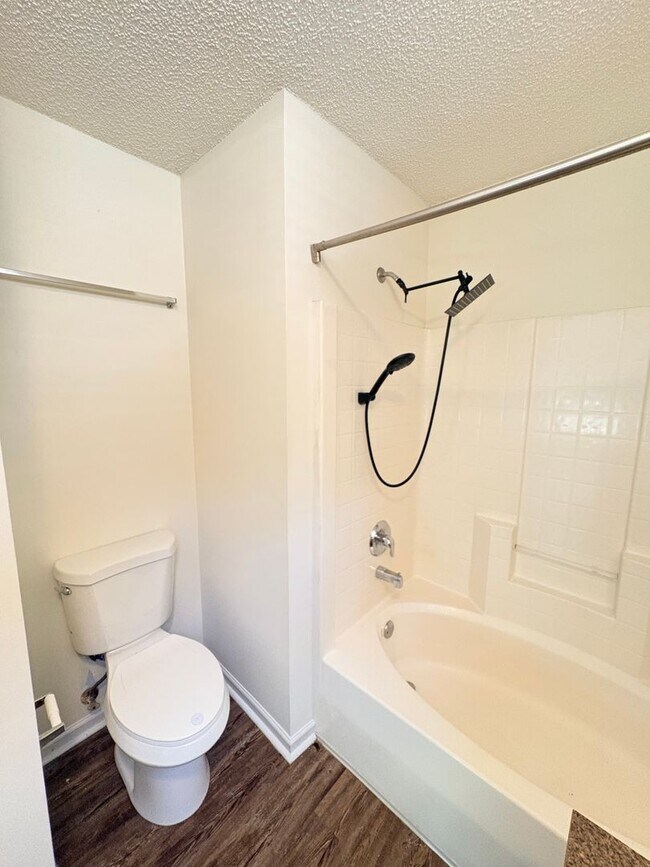 Building Photo - 10 Broadland Cir