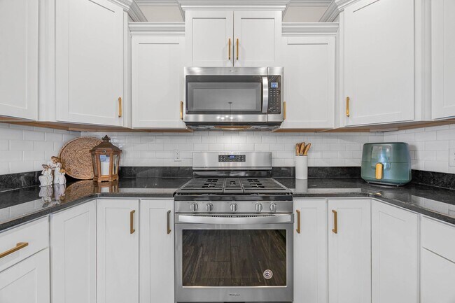 Building Photo - Pet Friendly Four Bedroom!
