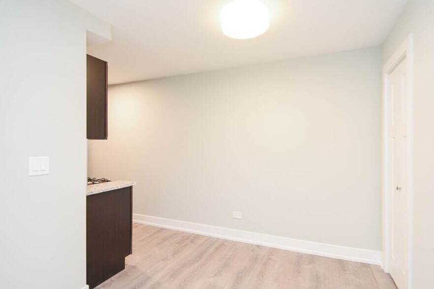 Building Photo - 450 W Barry Ave