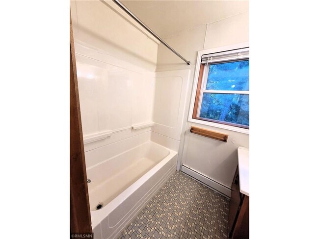 Building Photo - 545 Birchcrest Dr