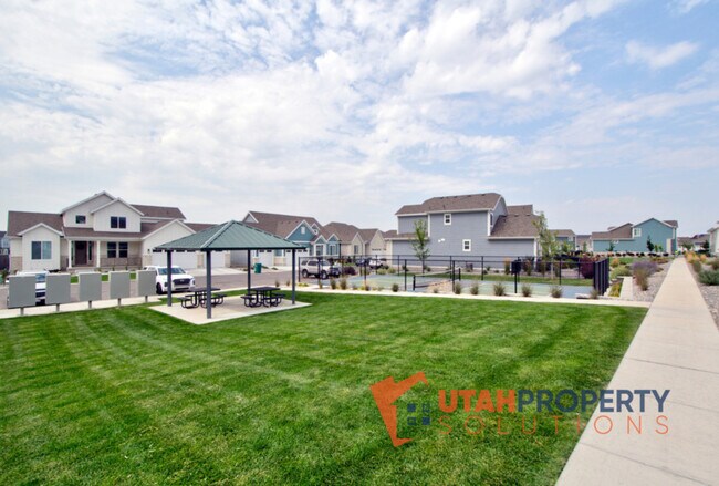 Building Photo - 5002 Evergreen Ln