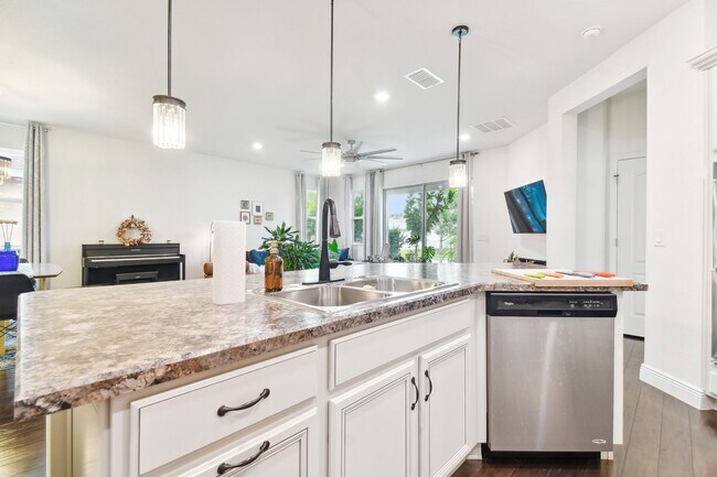 Building Photo - Spacious 4 Bed, 2 Bath Single Family Home ...
