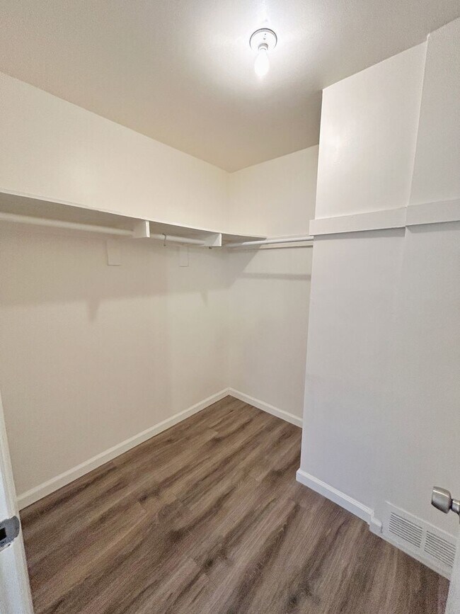 Building Photo - SPACIOUS 1BD/1BA UNIT INCLUDES 1-CAR GARAGE