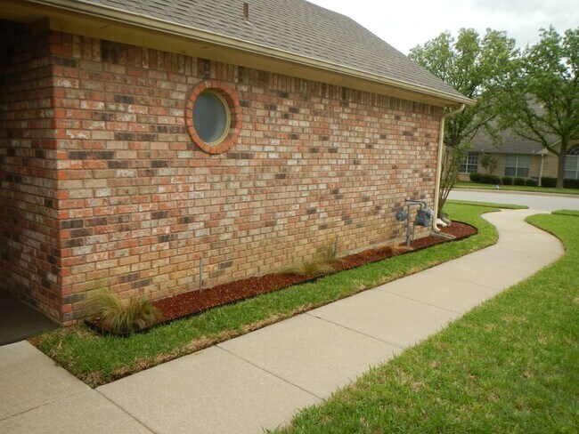 Building Photo - Amazing home - minutes from Grapevine Main...