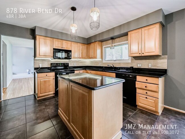 Building Photo - 878 River Bend Dr