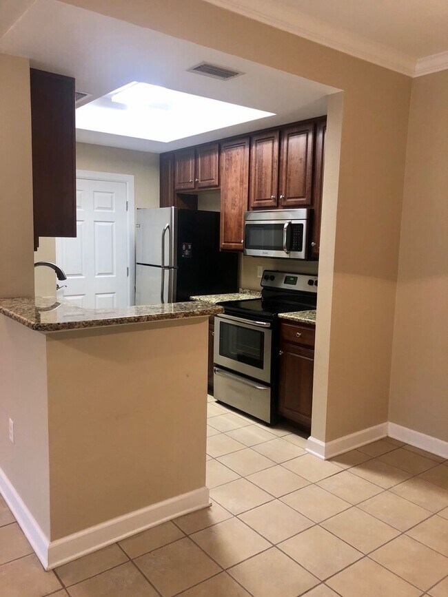 Building Photo - Beautiful One Bedroom Apartment in Fort Walton Beach!