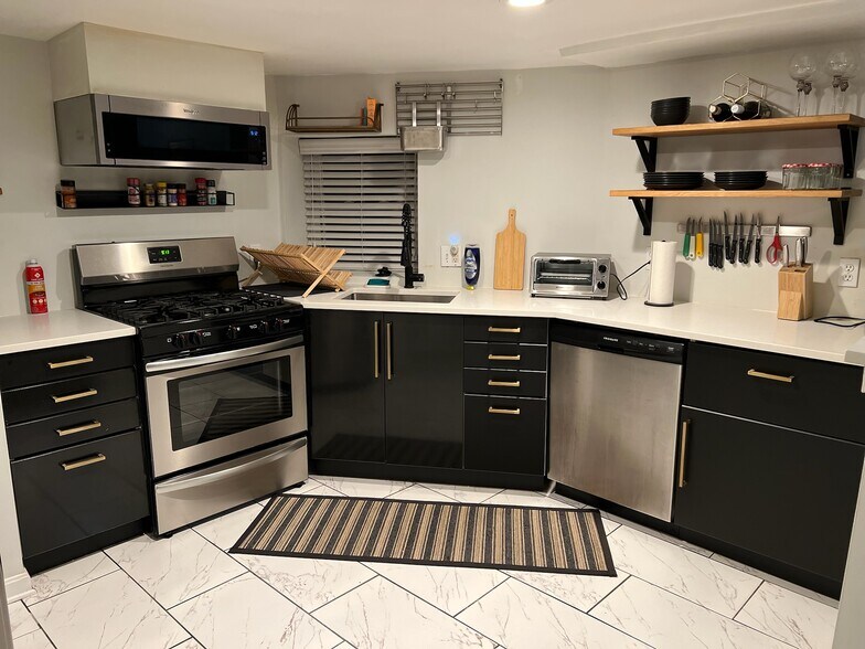 Building Photo - 633 14th St NE