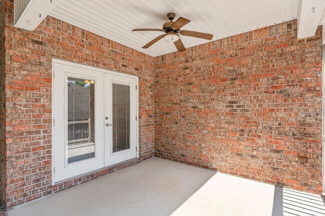 Building Photo - 4 Bedroom in Ideal Neighborhood!!