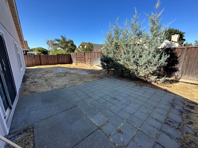 Building Photo - Beautiful Single Story 4 Bedroom 2 Bath Br...