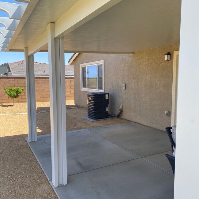 Building Photo - NEWER 4 BEDROOM VICTORVILLE HOME