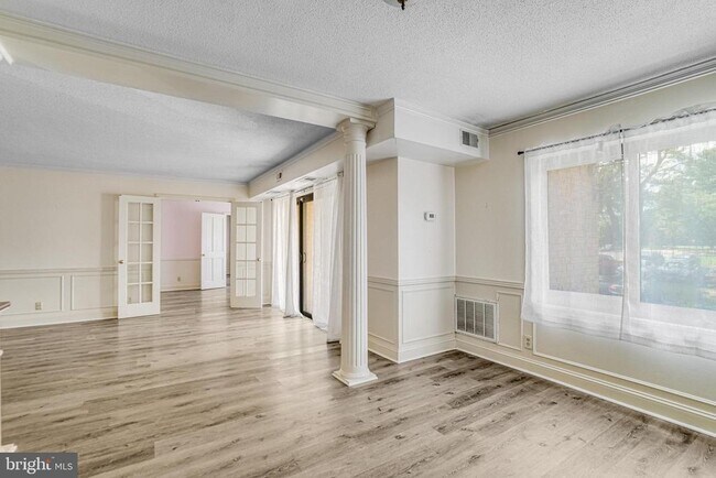 Building Photo - 205 Yoakum Pkwy