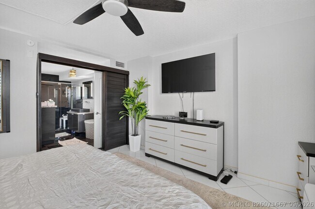 Building Photo - 13 Royal Palm Way