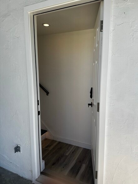 Building Photo - 517 Manzanita St