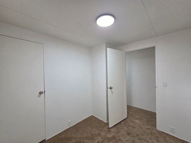 Building Photo - Newly refurbished 2 bedroom 1 Bath fully fenced manufactured home in Central Bullhead City.