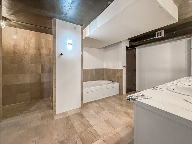 Building Photo - 1005 S Shepherd Dr