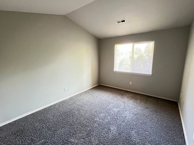Building Photo - 5546 NE 89th Ave