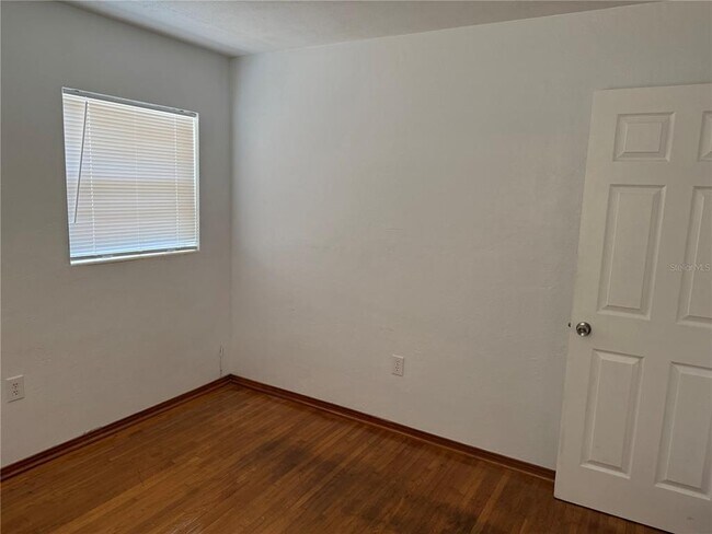 Building Photo - 1247 Lakeview Dr