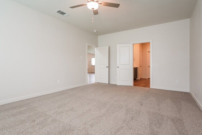 Building Photo - 1533 Woodwinds Dr