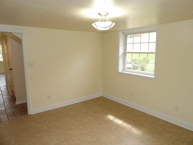 Building Photo - 102 Cedar Dr