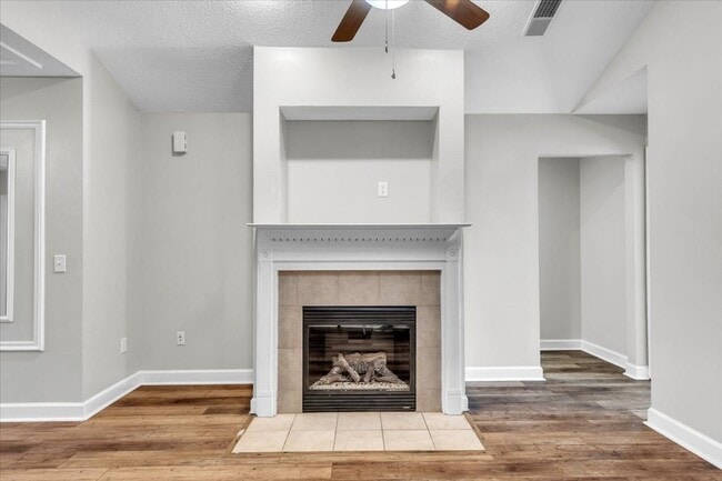 Building Photo - Perfectly Located 3 Bed, 2 Bath Home in Li...