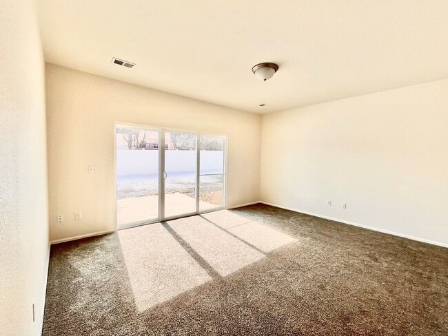 Building Photo - Spacious 3 Bedroom, 2.5 Bathroom Just South of Loveland