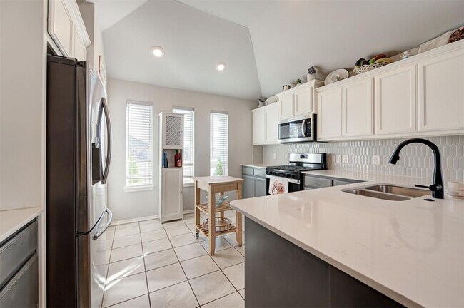Building Photo - 465 Compass Dr