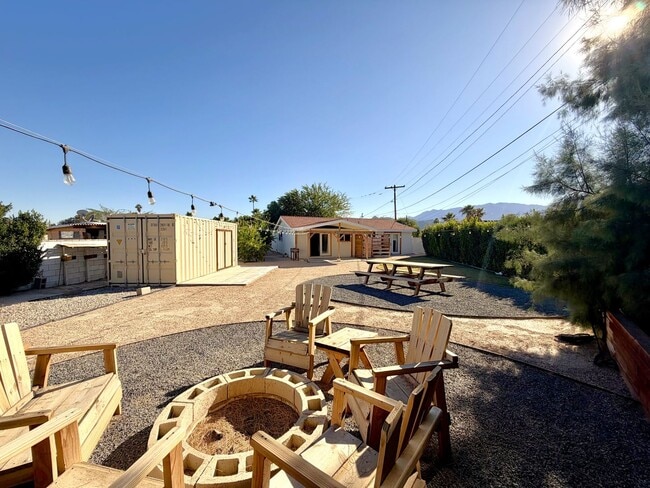 Building Photo - AVAILABLE NOW!! 2 Bedroom 1 Bathroom House in Cathedral City!