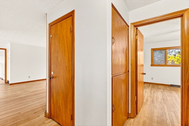 Building Photo - 3637 Sunset Dr